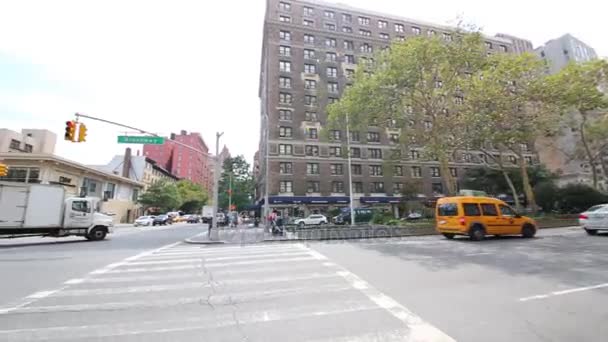 2014年8月21日 交通在 街道和百老汇的交叉点反对第一浸信会教会 — 图库视频影像