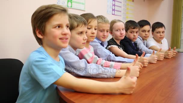 Ośmioro Dzieci Trzymając Rękę Kciukiem Górę Uderzyć Stole — Wideo stockowe