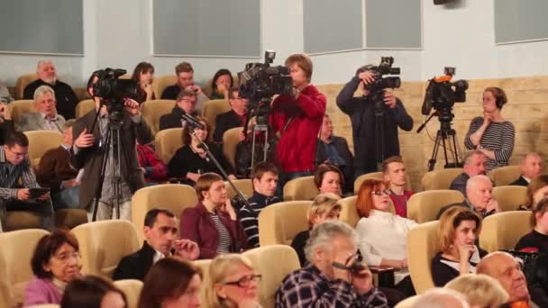 Μόσχα Απριλίου 2015 Θεατές Κάθονται Καρέκλες Εικονολήπτες Γυρίστηκε Στην Αίθουσα — Αρχείο Βίντεο
