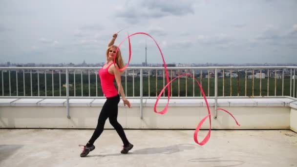 Блондинка Красных Танцах Изящно Лентой Крыше Высотного Здания — стоковое видео