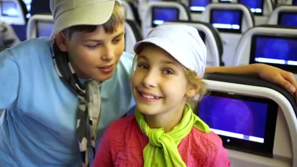 Garçon Fille Tiennent Ensemble Dans Cabine Avion Appuyé Sur Les — Video