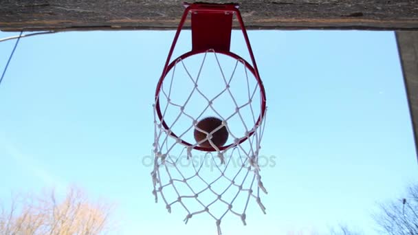 Bajo Vista Del Aro Baloncesto Caída Pelota Cielo Azul — Vídeos de Stock