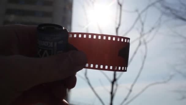 モスクワ ロシア連邦 2015 写真フィルムを部分日食に見える男の手 — ストック動画