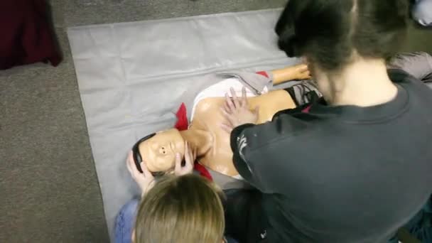 Moscow Dec 2014 Girl Learns Provide First Aid North Eastern — Stock Video