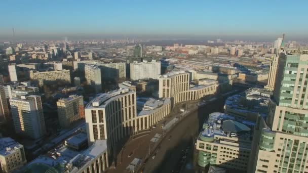 Saharova 街道交通在冬天晴朗的天的都市 鸟瞰图 — 图库视频影像