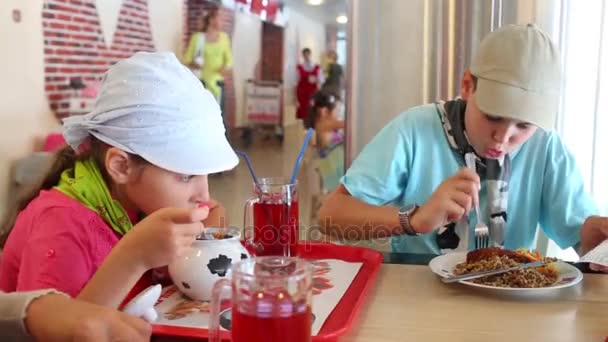 Madre Con Dos Hijos Niño Niña Comen Cafetería — Vídeos de Stock
