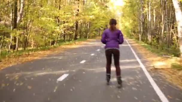 Mujer Montando Los Rodillos Pista Bosque Otoño — Vídeo de stock