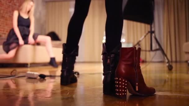 Pernas Fotógrafo Sapato Posando Modelo Fora Foco Estúdio — Vídeo de Stock