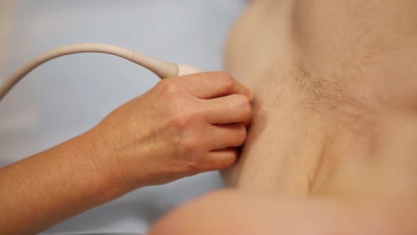Doktor Hastanın Göğüs Ultrasonik Araştırma Yapıyor — Stok video