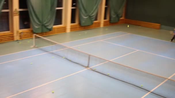 Erkek Kız Birbirlerine Karşı Tenis Oynamaya — Stok video