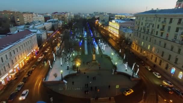 莫斯科 2015年11月29日 人们走在 Chistoprudniy 大道到地铁站不远处的问格里博耶多夫在冬季晚上的纪念碑 鸟瞰图 — 图库视频影像
