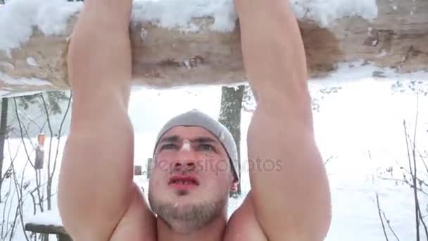 Sportsground Karlı Kış Orman Üzerinde Closeup Çıplak Göğüslü Adam Göğüs — Stok video