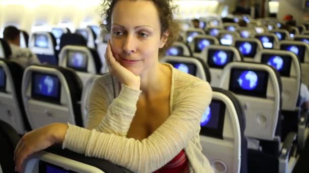 Femme Tient Dans Cabine Avion Appui Menton Main — Video