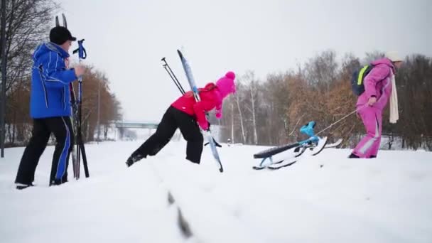 Мужчина Девушка Лыжами Женщина Санями Движутся Железной Дороге Зимний День — стоковое видео