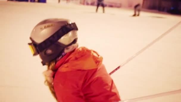 Meisje Kind Skiër Helm Snel Omlaag Helling Bij Nacht — Stockvideo