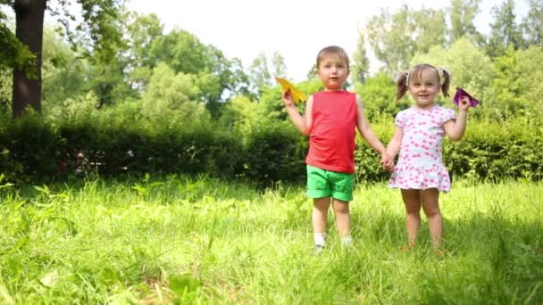 Kleines Glückliches Mädchen Und Junge Werfen Papierflugzeuge Park — Stockvideo