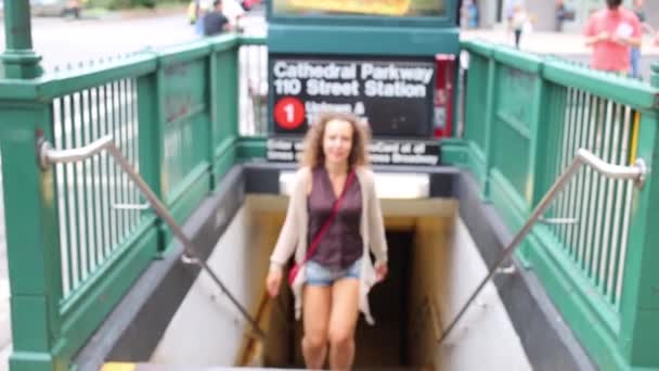 ニューヨーク アメリカ合衆国 2014 110 通りで若い女性にニューヨーク市地下鉄への入り口が出てくる ニューヨーク市地下鉄は世界で最も大きい地下鉄システムです — ストック動画