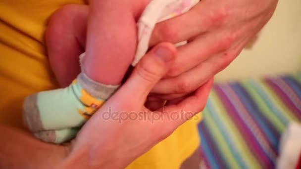 Primer Plano Las Piernas Del Bebé Durmiendo Los Brazos Padre — Vídeos de Stock