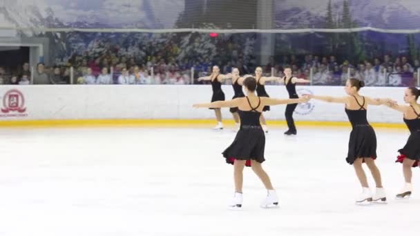 莫斯科 2015年4月26日 女孩在黑色礼服滑冰在同步花样滑冰奥林匹克体育复合体滑冰杯 — 图库视频影像