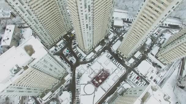 冬の日に雪で覆われた公園の近くの背の高い家 航空写真ビュー — ストック動画