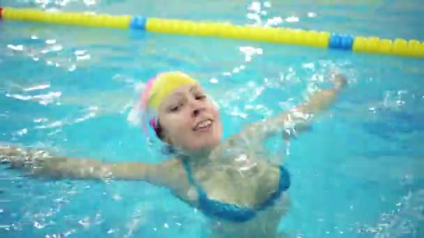 Όμορφη Γυναίκα Στο Σκουφάκι Κολυμπάει Στη Πισίνα — Αρχείο Βίντεο