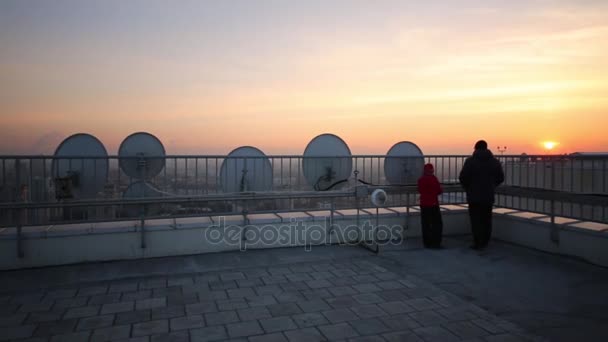 Zwei Personen Stehen Auf Dem Dach Der Nähe Einer Antenne — Stockvideo