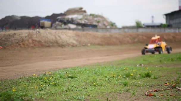 Mytishchi 俄罗斯 2015年5月24日 明亮的黄色跑车驾驶的孩子骑着泥土轨道 — 图库视频影像