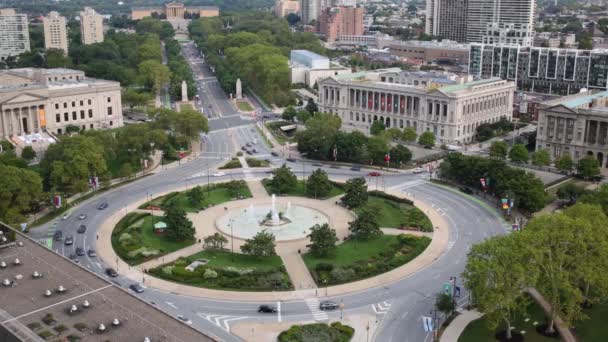 晴れた日にスワン噴水近く輸送交通でフィラデルフィア アメリカ合衆国 2014 ローガン広場 正方形 つのローカル公共の図に因んでを命名されました — ストック動画