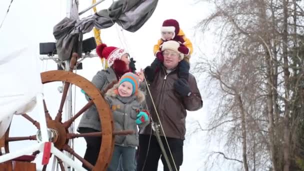 Mutter Vater Und Zwei Kinder Spielen Winter Mit Lenkrad — Stockvideo