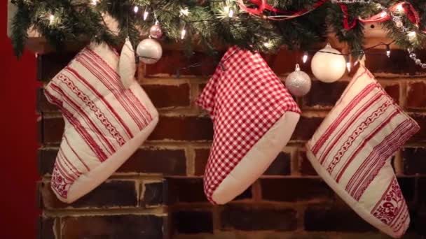 Декоративні Кульки Шкарпетки Каміні Кімнаті — стокове відео