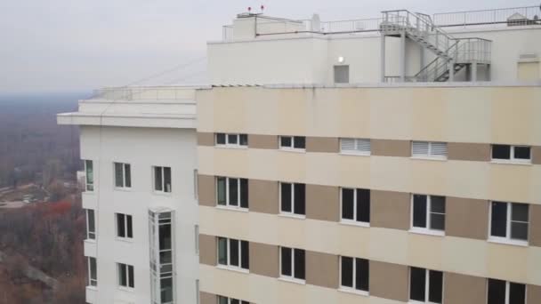 Parte Superiore Edificio Residenziale Uomo Imposta Antenna Satellitare Sul Tetto — Video Stock