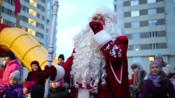 Moskva December 2014 Barn Dans Cirkel Runt Jultomten Med Mikrofon — Stockvideo