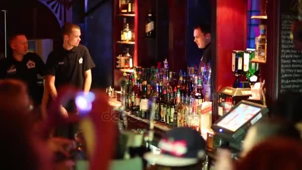 Moscow Mar 2015 Bartenders Work Tons Night Club — Stock Video