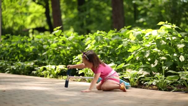 Pouco Bonito Menina Shorts Passeios Scooter Cai Parque Verão — Vídeo de Stock