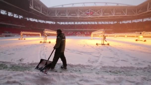 Moskva Prosince 2014 Muž Lopatou Spartak Stadium Během Sněžení Nový — Stock video