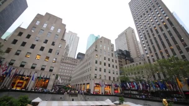 Nyc Verenigde Staten Aug 2014 Rockefeller Plaza Met Gebouwen Vlaggenmasten — Stockvideo