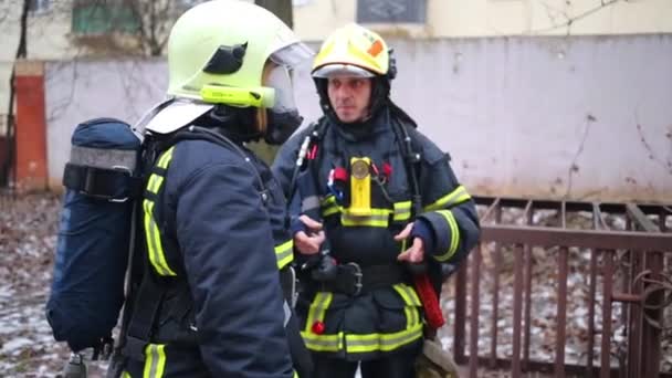 Feuerwehrleute des nordöstlichen Regierungsbezirks (russisches Katastrophenschutzministerium)) — Stockvideo
