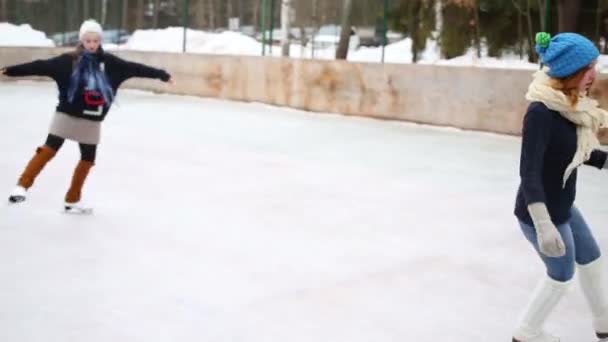 Duas Meninas Adolescentes Patinagem Graciosa Ringue Dia Inverno — Vídeo de Stock