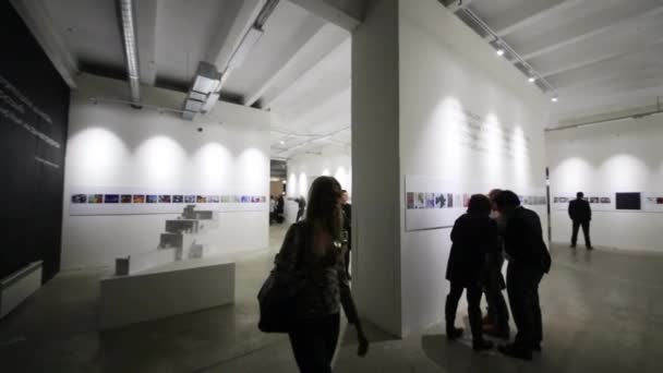 Moscú Feb 2015 Personas Después Exposición Multimedia Grandes Modernistas Artplay — Vídeos de Stock