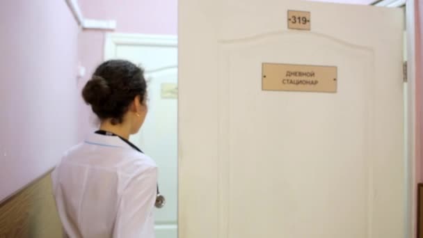 Femme Docteur Blouse Blanche Vient Chambre Ferme Porte Avec Tablette ... Femme Docteur Blouse Blanche Vient Chambre Ferme Porte Avec Tablette ...
