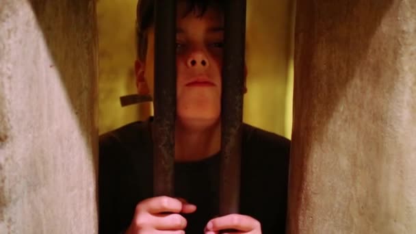 Zblízka Pohled Malého Chlapce Mřížku Vězení Muzeu — Stock video