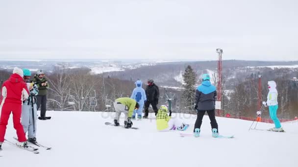 Moscow Dec 2014 Snowboarders Prepare Downing Ski Slope Stepanovo Sports — Stock Video