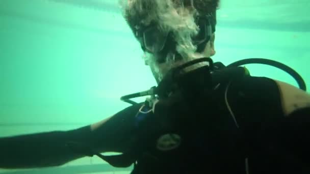 Zblízka Pohled Člověka Speciální Zařízení Potápění Bazénu — Stock video