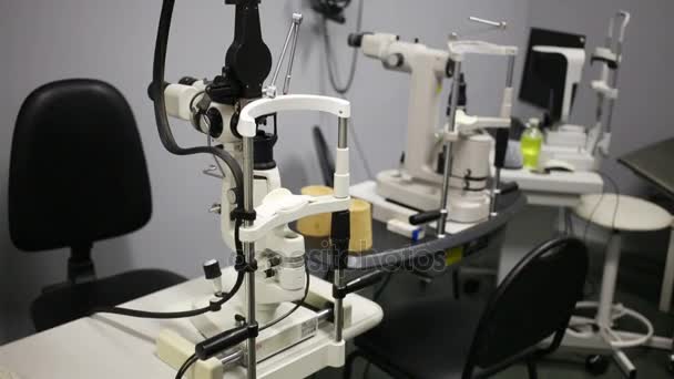 Göz Sınavları Için Kullanarak Bir Tıbbi Optometrist Ekipman — Stok video