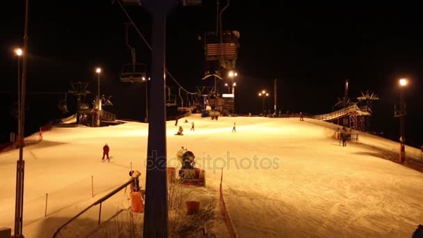 Bergbanan Natten Och Spår Med Många Skidåkare Skidorten — Stockvideo