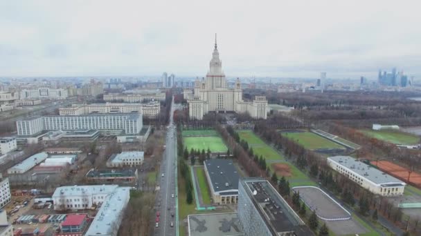 Megalópolis Con Edificio Universidad Moscú Día Nublado Otoño Vista Aérea — Vídeos de Stock