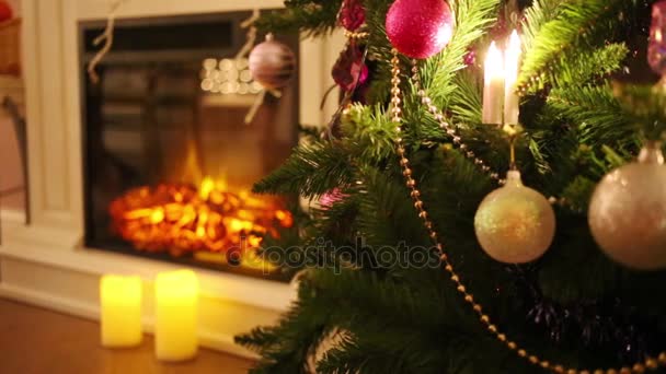 美丽的圣诞树与球和电壁炉的焦点 — 图库视频影像