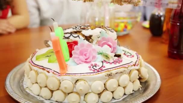 假日时用尺子把生日蛋糕放在桌子上 — 图库视频影像