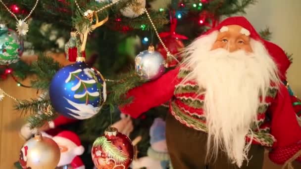 Arbre Noël Avec Nombreuses Boules Brillantes Nain Décoratif — Video