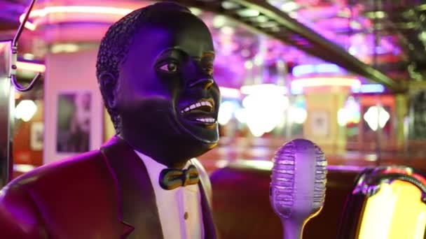 Moskva Jan 2015 Afrikanska Sångare Skulptur Beverly Hills Diner Nätverk — Stockvideo